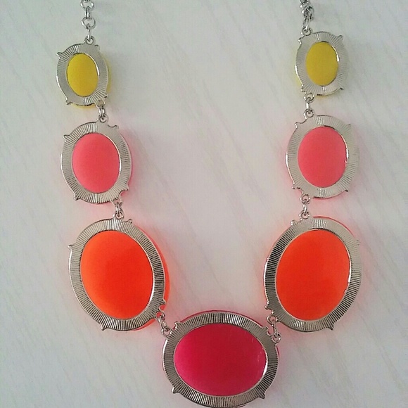 Spring statement necklace - Picture 4 of 6